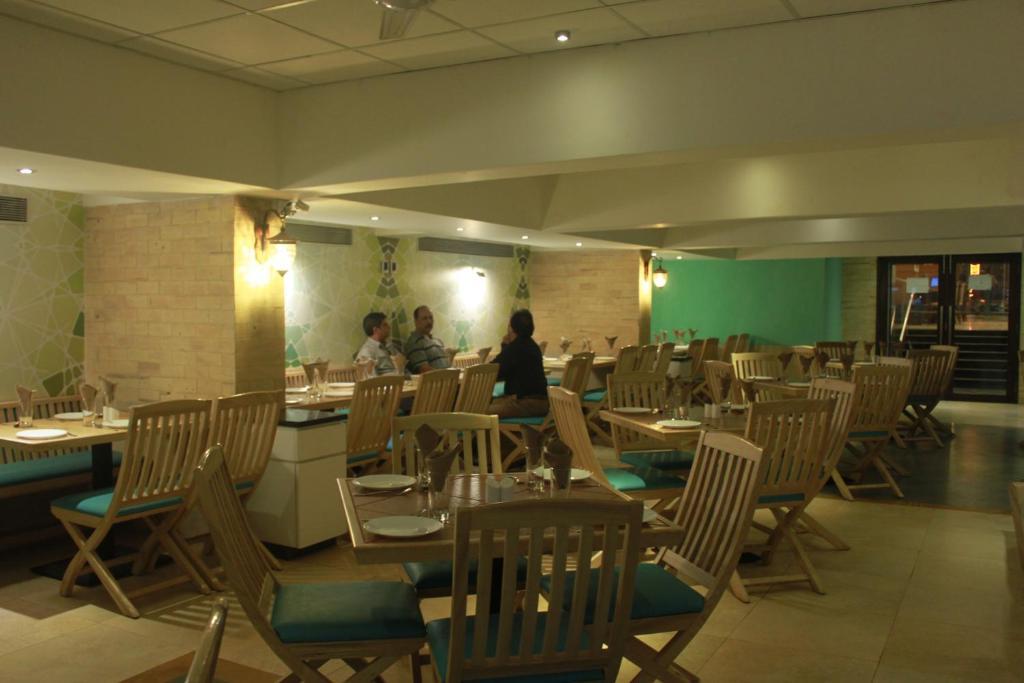Gcc Hotel And Club Mira-Bhayandar Ресторан фото